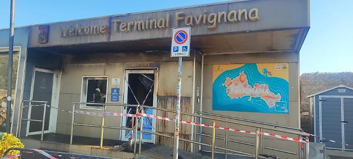 Incendio al molo di Favignana nella notte di Ferragosto: Welcome Terminal inagibile, attivit&agrave; portuali regolari