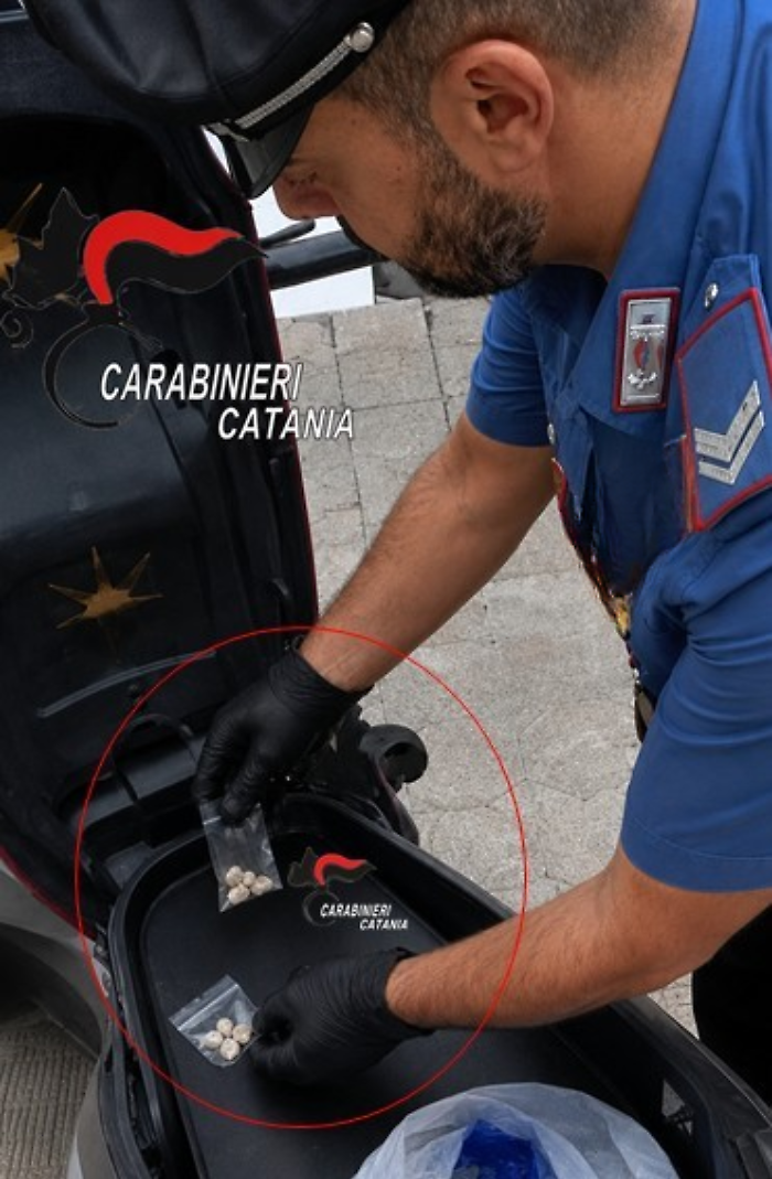 Inseguimento notturno ad Aci Catena: droghino in scooter semina il panico e finisce ai domiciliari