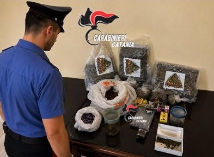 Droga nascosta nel frigorifero e nel sottoscala: nonostante i cinque chili di droga sequestrati l'indagato evita il carcere