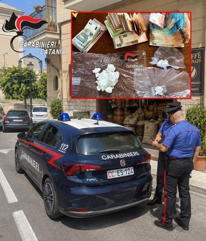 Spaccio tra le confezioni di caff&egrave;: titolare di Misterbianco arrestato con 60 dosi e quasi 9.000 euro nascosti