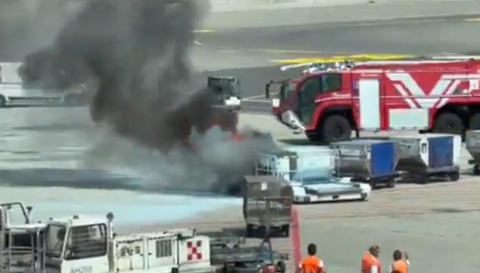Malpensa, batteria al litio prende fuoco: brucia un carrello dei bagagli, il video dell'intervento dei vigili