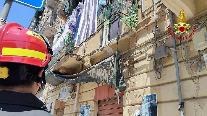 Cede il balcone mentre appende i vestiti, donna di 56 anni in codice rosso