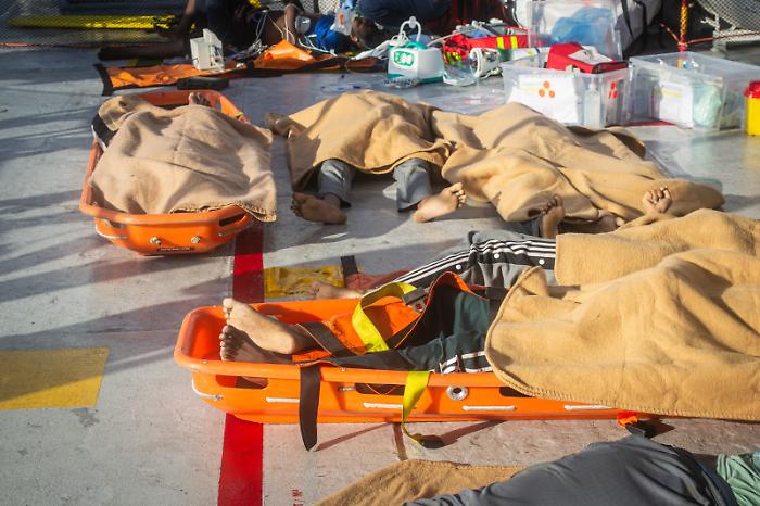 Evacuazione medica sulla Life Support completata, naufraghi costretti a viaggiare verso Bari; sette morti a bordo