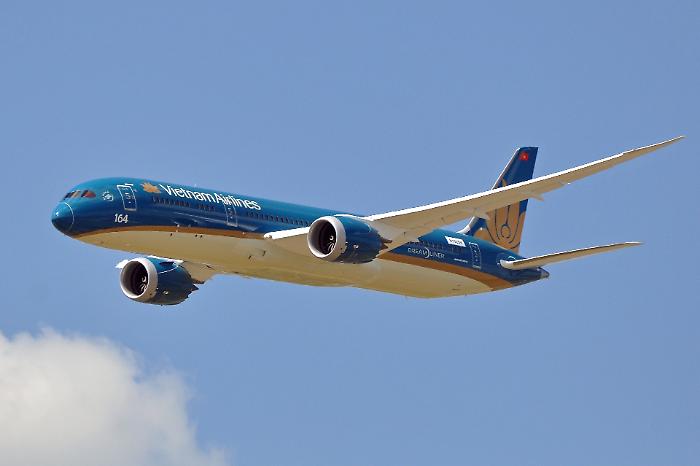 La manovra sbagliata e la tragedia sfiorata in Germania: il Boeing 787-9 dopo il decollo rientra