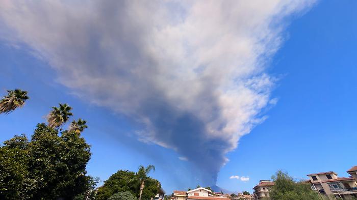 Etna: la cenere si ferma a Catania centro, aeroporto "graziato" ma domani cambia il vento