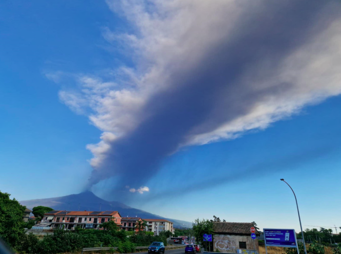 Etna, l&rsquo;aeroporto aperto a singhiozzo, l&rsquo;operativit&agrave; &egrave; in bal&igrave;a del vento. Oggi pomeriggio a rischio se soffia verso Sud