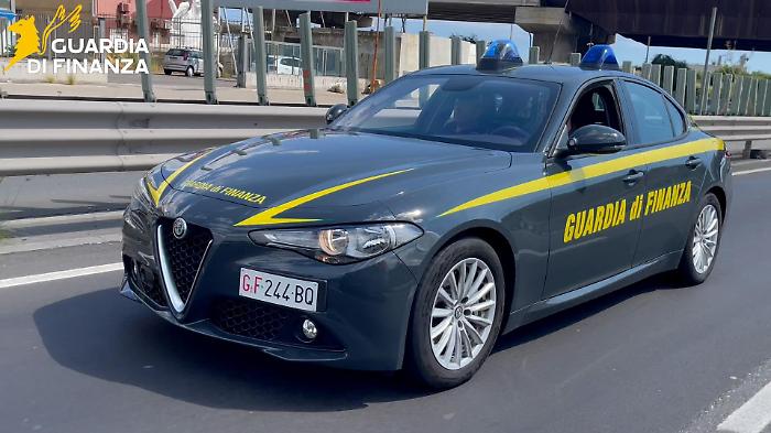 Controlli dalla Plaia di Catania a Santa Tecla, su 150 lavoratori identificati 45 erano completamente in nero