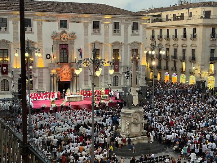 Col bacio al teschio della patrona, il sindaco ha parlato a Sant'Agata col gesto pi&ugrave; naturale e umano
