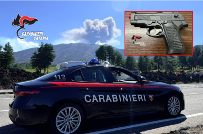 Bronte, punta una pistola giocattolo contro le auto: denunciato18enne, risolto anche un furto