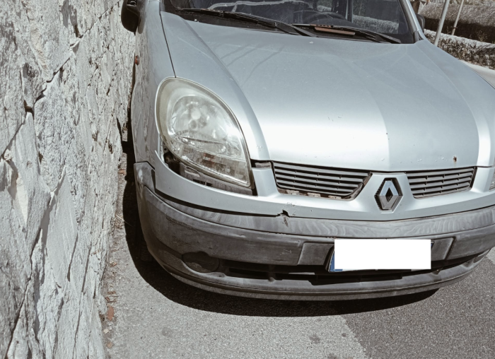 Modica, sasso dal cavalcavia: auto danneggiata
