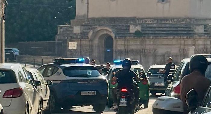 Giovane esplode colpi di fucile e minaccia i passanti