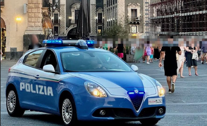 Catania, 55enne colto da malore in strada: salvato dai poliziotti con il defibrillatore