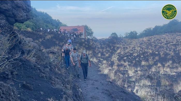 L'eruzione sull'Etna: il flusso lavico a quota 1.900 metri poco alimentato  si muove per rotolamento