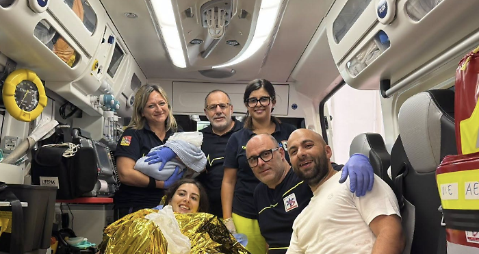 Ragusa, partorisce in casa: assistita dai sanitari del 118