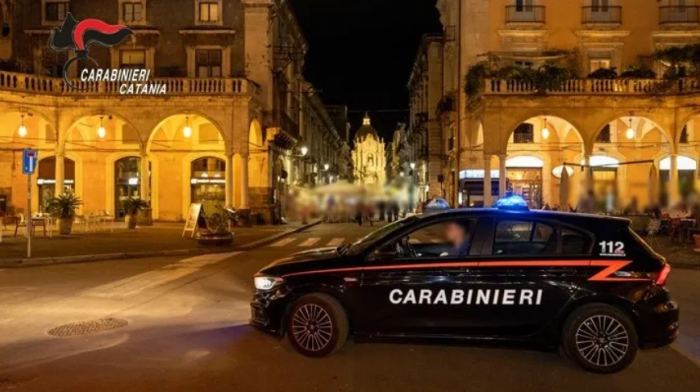 Spacca il vetro di una porta antincendio e ruba i soldi dal distributore automatico: denunciato 29enne