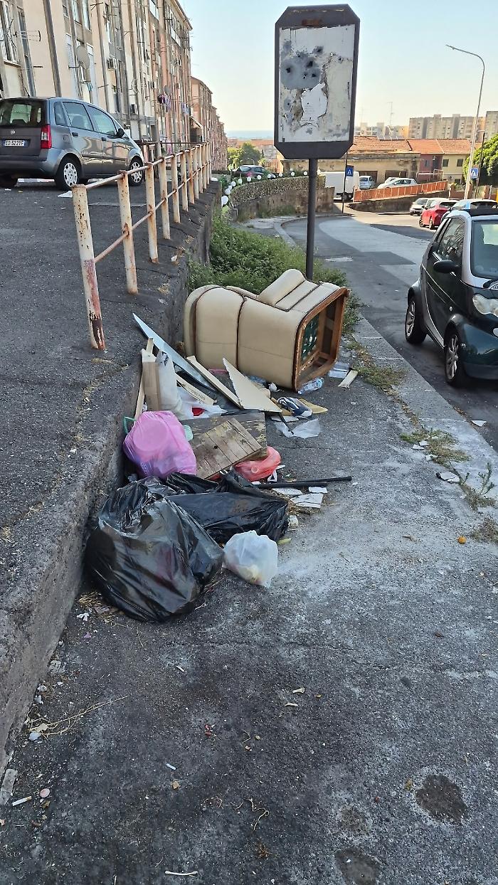 Marciapiede impraticabile davanti alla scuola Pestalozzi: rifiuti e erbacce a Villaggio Sant'Agata Zona A, serve intervento urgente