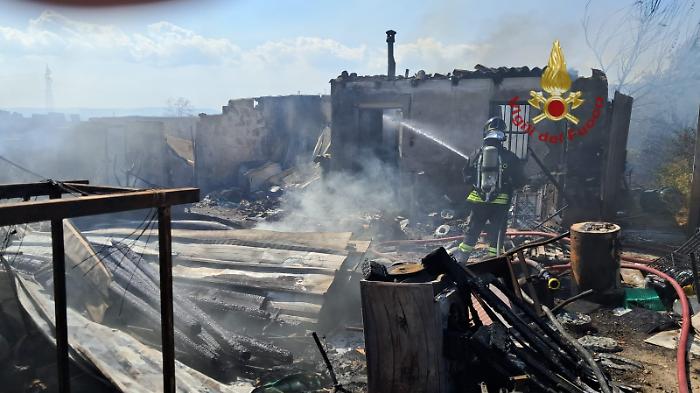 Incendio in alcuni casolari abbandonati, esplodono due bombole di gas: nessun ferito