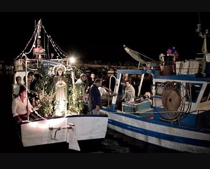 Porto pieno di posidonia da mesi, a Marinella di Selinunte salta anche la processione della Madonna a mare