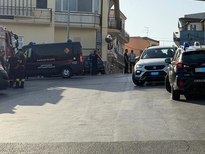 Melilli: tentano di fare esplodere il bancomat dell'Unicredit, ma sono costretti a scappare e sparano durante la fuga