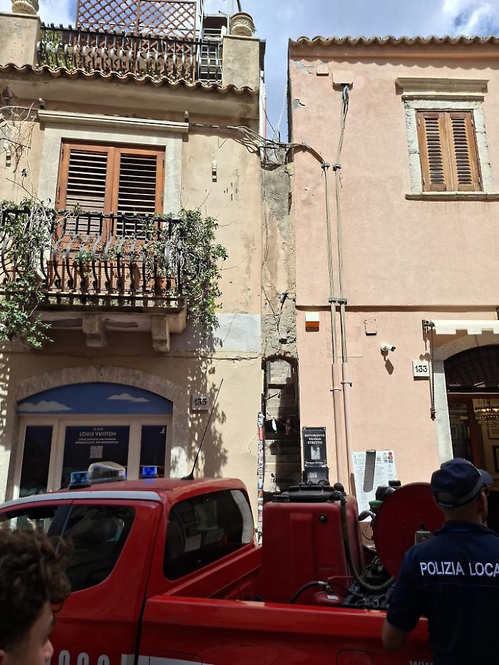 Cortocircuito dalla facciata di un palazzo del "vicolo stretto" di Taormina: le scintille feriscono un bambino in strada