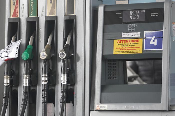 La stangata del controesodo: benzina e gasolio a livelli record mentre scade il taglio delle accise