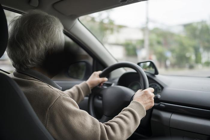 Addio corsia di sorpasso, per gli over 85 l'autostrada diventa un tab&ugrave;