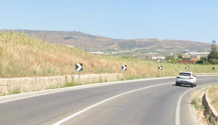 Incidente mortale sulla strada statale 115: auto va fuoristrada, la vittima era un metronotte. Traffico bloccato