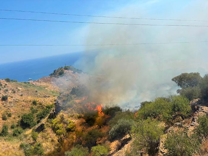 Sospetto di dolo per l'incendio di Matrissa, De Luca: &laquo;Ecco la condanna esemplare per i piromani&raquo;
