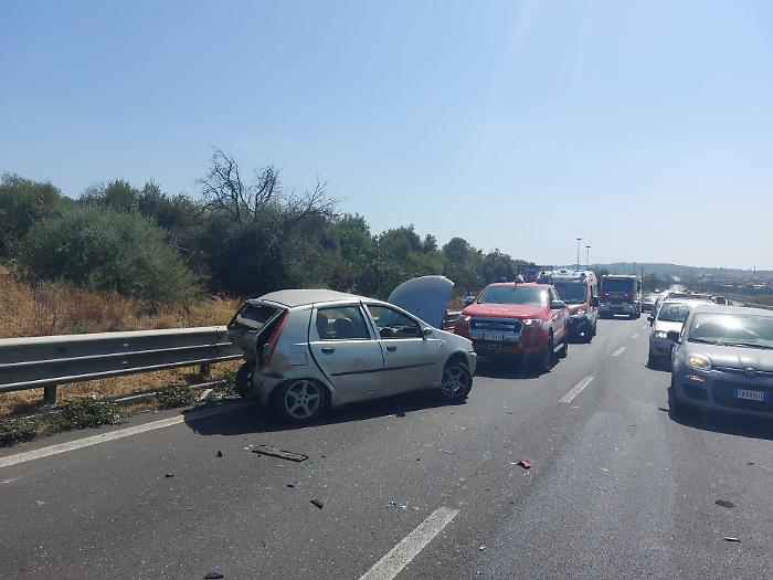 Statale 121, incidente in direzione Patern&ograve;: due auto coinvolte e alcuni feriti
