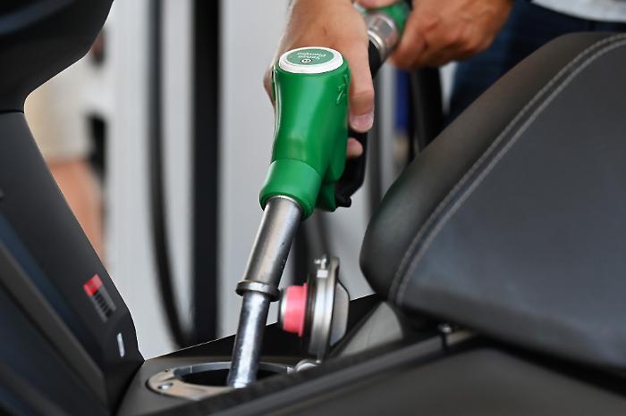 Caro carburanti, lo sconto di 17 centesimi prorogato fino al 26 agosto: Giorgetti e Fratin firmano il decreto