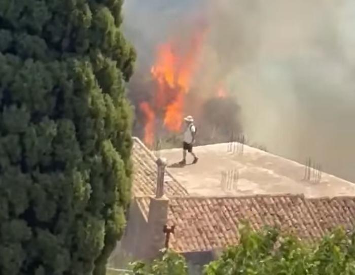 Fiamme minacciano una decina di case: elicottero e protezione civile in azione