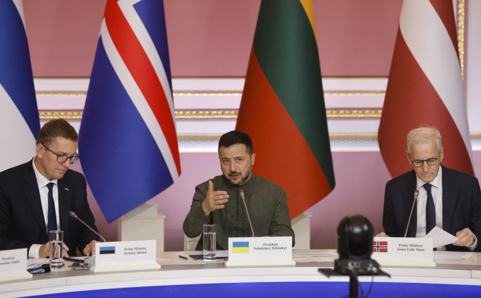 Zelensky: "Un piano con gli Usa  per la pace: tregua, zona economica franca e ritiro truppe". E chiede 300 patriot