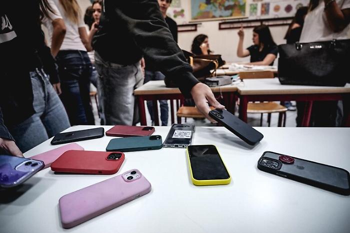 La Francia spegne i telefoni nei licei: scatta il divieto nazionale 