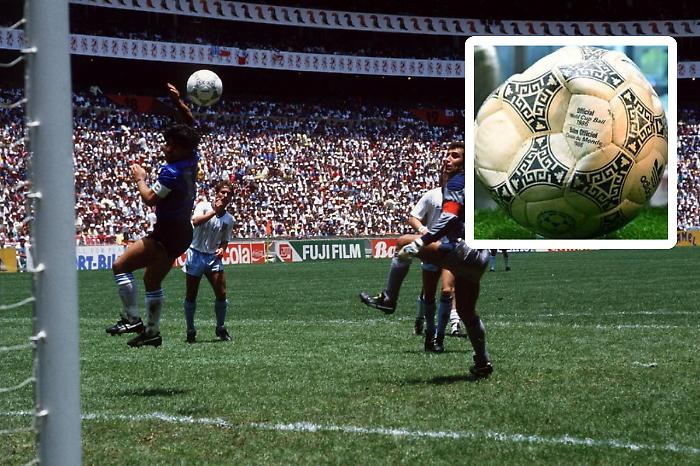 Il pallone della "Mano di Dio" di Maradona all'asta: venduto per 3,35 milioni di dollari