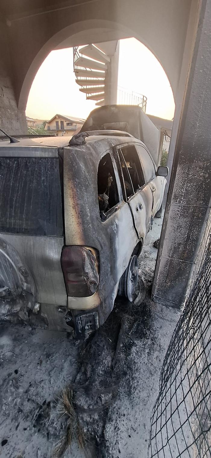 Incendiata l'auto della comandante della polizia locale di Castel di Iudica. Il sindaco: &laquo;Non ci faremo intimidire&raquo;