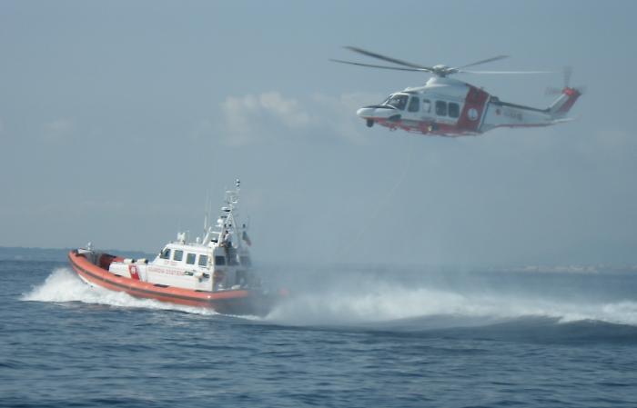 Stavano per affondare insieme alla barca su cui si trovavano: catena di soccorso per salvarli
