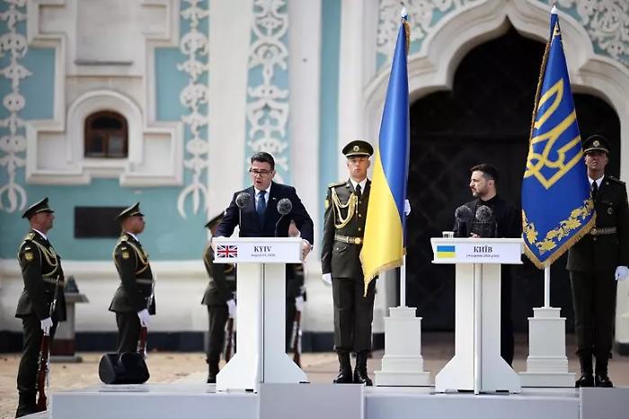 Zelensky: &laquo;L'Ucraina sar&agrave; libera per sempre&raquo;. Ue e Regno Unito rinnovano il sostegno