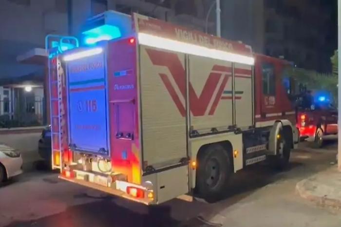 Incendio nella notte a Gela: evacuato stabile di sette piani in via Benedetto Croce