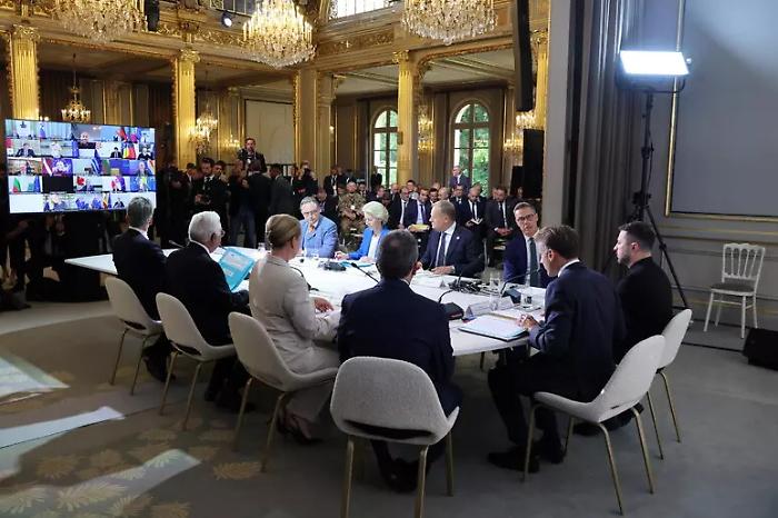 Ucraina, il giorno dei volenterosi a Kiev tra raid, vittime civili e la promessa europea di von der Leyen