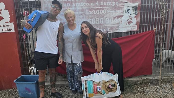 Polvere, sole e carezze sincere: cos&igrave; Fedez e Giulia hanno conquistato il canile di Olbia 