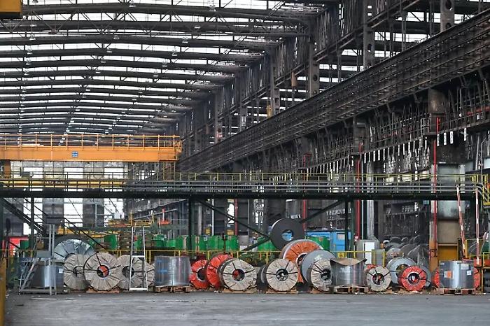 Ex Ilva, Ce Industries entra in gara: Urso avverte sul rischio "bomba sociale"