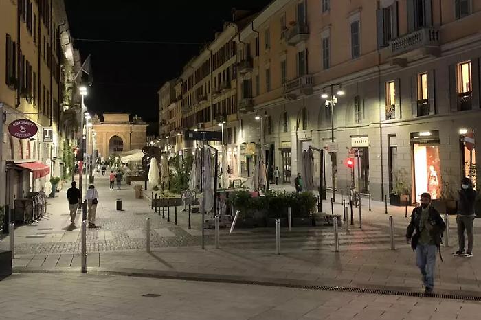 Incastrato dal video e dal tatuaggio col bacio: preso il PR che ha abusato di una ragazza fuori dall'Hollywood a Milano  