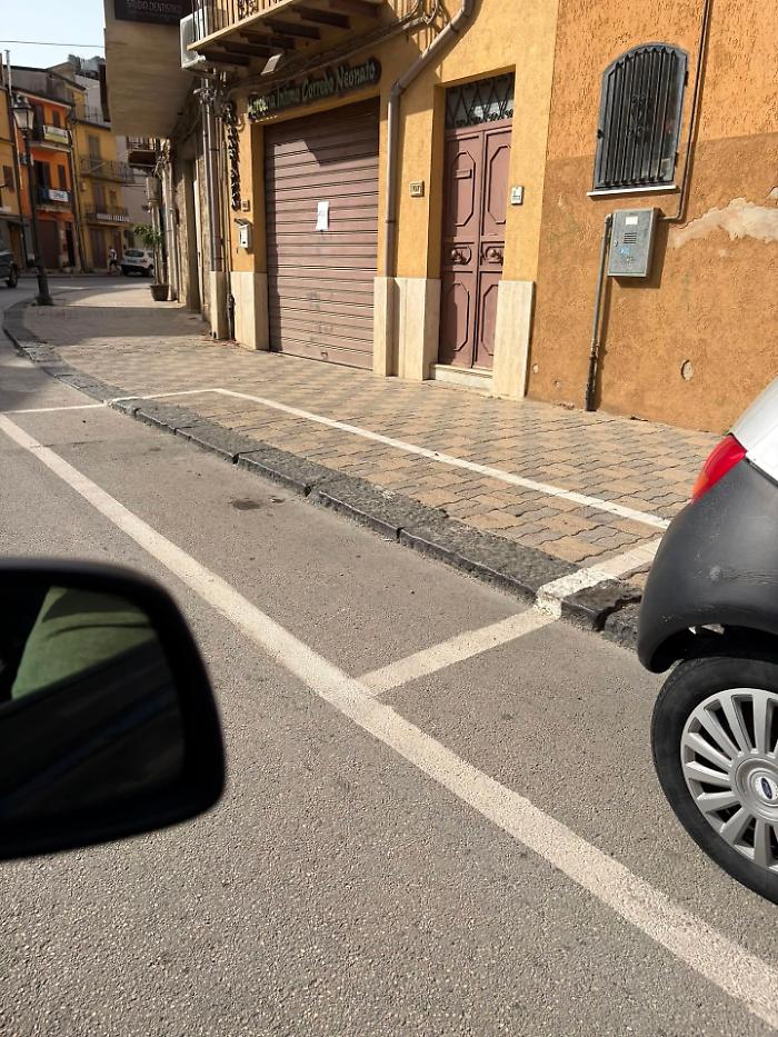 A Raffadali parcheggiare sul marciapiede &egrave; consentito: la foto fa il giro del web 