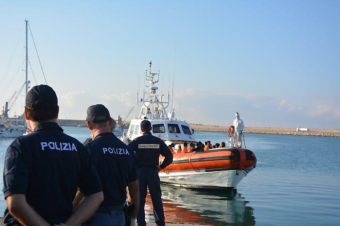Pozzallo, la polizia di Stato identifica e ferma due presunti scafisti