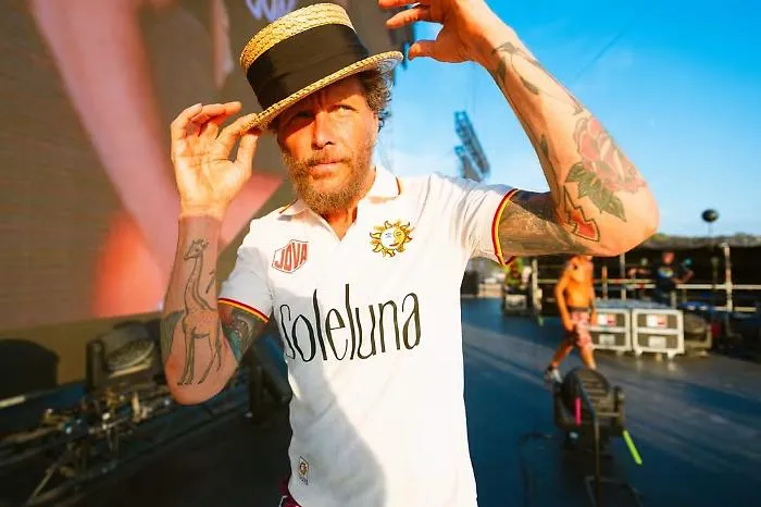 Jovanotti sbarca in Sicilia sui pedali: lo Stretto in traghetto verso la grande festa di Palermo