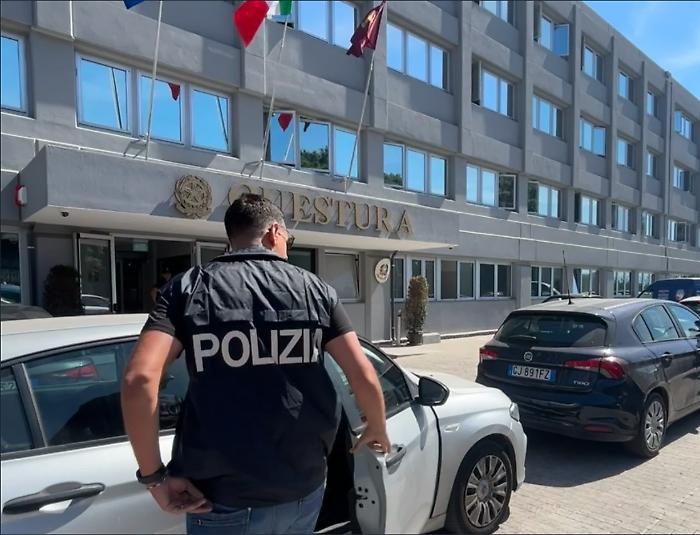 Deposito-laboratorio per la droga scoperto a Misterbianco: arrestato 19enne catanese