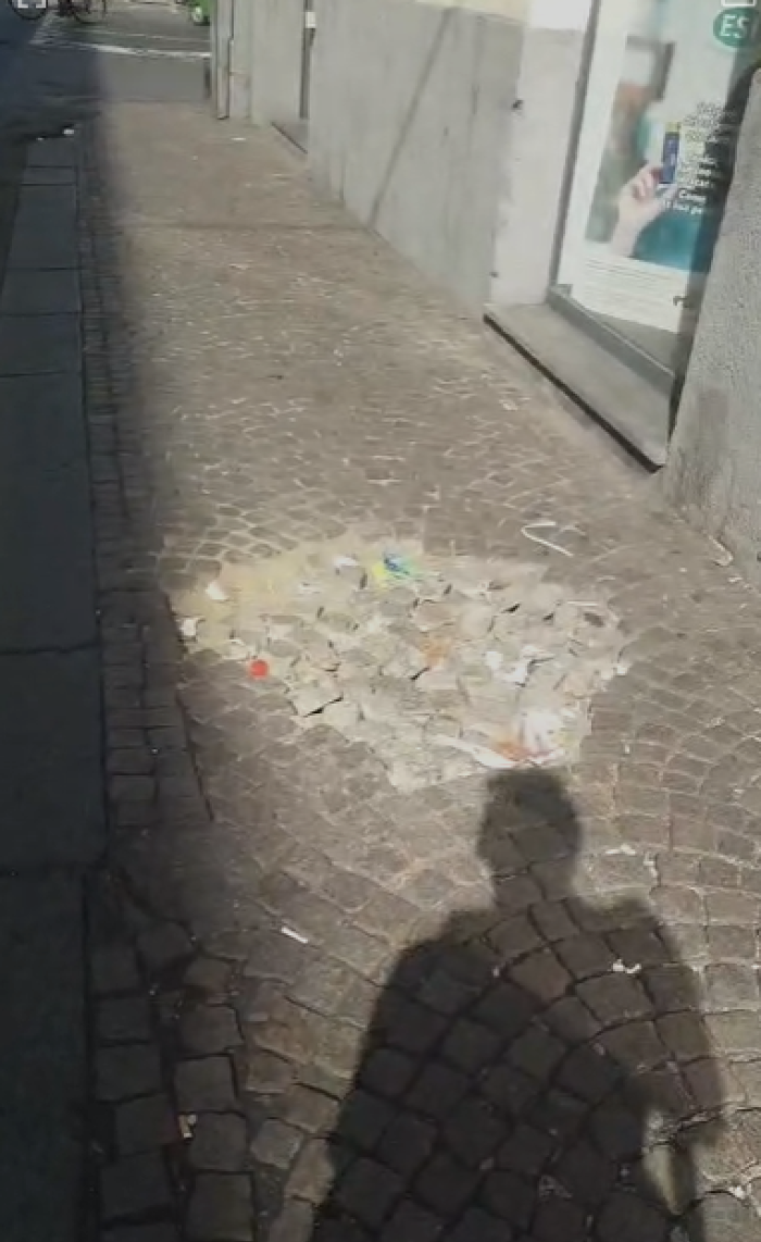 Pericolo per i pedoni in via Vittorio Emanuele a Catania: sanpietrini e asfalto da riparare