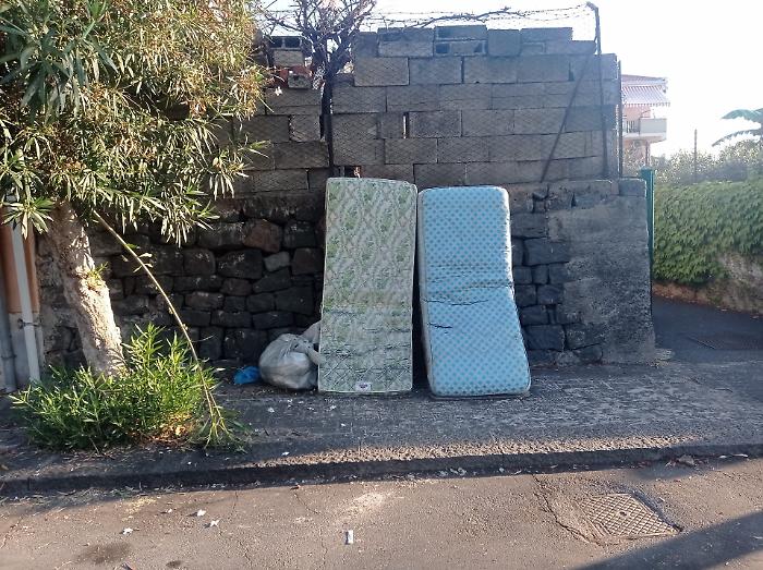 Allarme degrado in via Sandro Pertini: materassi e rifiuti abbandonati da oltre una settimana a Santa Tecla