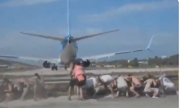 Skiathos, vacanza da incubo per una turista italiana: travolta dal vento dei motori di un aereo 