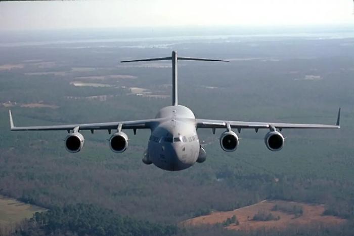 Un C-17 americano atterra a Mosca: cosa nasconde il cargo militare atterrato in Russia